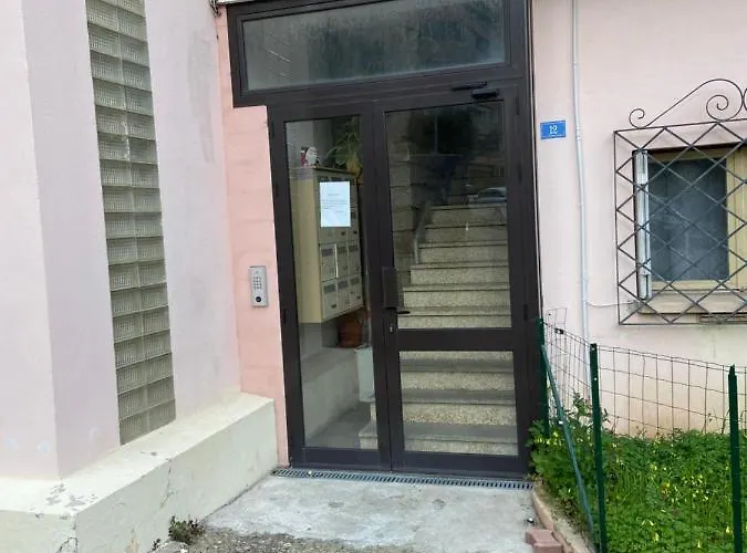 Center Apartment: Proximity, Modern Comfort Apartment *